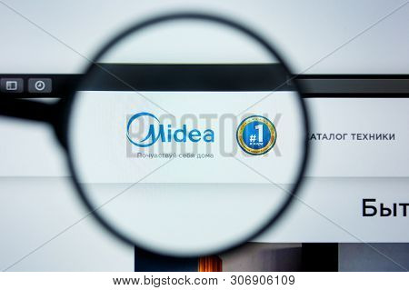 Los Angeles, California, Usa - 12 June 2019: Illustrative Editorial Of Midea Website Homepage. Midea