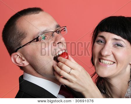 Mutlu gülümseyerek gelin ve damat