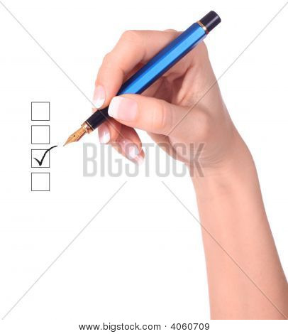 Lista de casillas de verificación y de la mano con la pluma