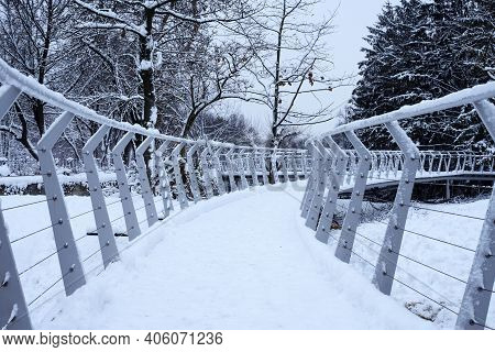 Cherkasy, Ukraine, January 2021. Metal New Beautiful Bridge In The Zoo Of Cherkasy City In Snowy Win