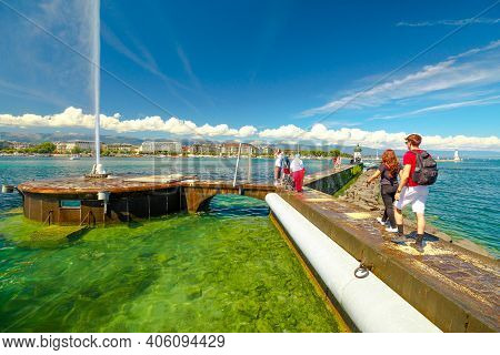 Geneva, Switzerland - Aug 15, 2020: Jet Deau Fountain, Symbol Of Geneva In Leman Lake. Tourists And 