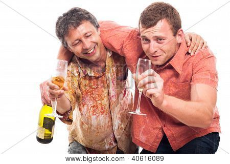 Uomini ubriachi bere alcol