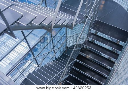 Cage d'escalier ouvert dans un immeuble de bureaux moderne
