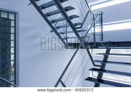 Sortie de secours par une cage d'escalier dans un immeuble moderne
