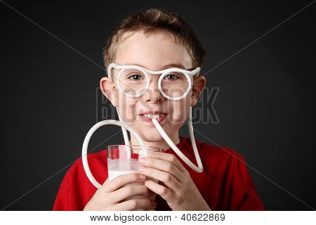 少年牛乳を飲む愚かなストロー