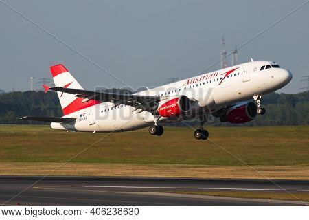 Vienna, Austria - May 13, 2018: Austrian Airlines Airbus A320 Oe-lxd Passenger Plane Departure And T
