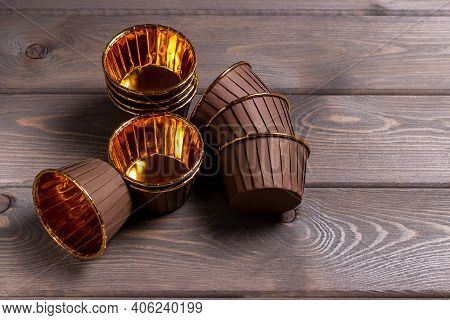 Gouden Mallen Voor Cakes Cupcakes Op De Houten Textuurbalie
