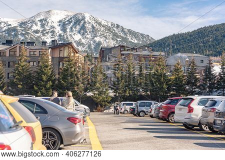 El Tarter, Andorra : 2021 Febraury 2 : Paking Int Covid19 Times Grandvalira Ski Resort On Andorra In