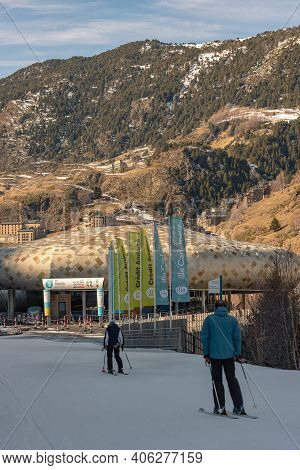 El Tarter, Andorra : 2021 Febraury 2 : Paking Int Covid19 Times Grandvalira Ski Resort On Andorra In