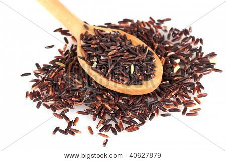 arroz preto com colher de pau, isolado no fundo branco
