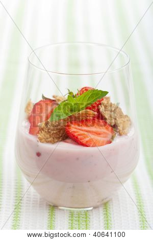 yogur de fresa con copos de maíz y menta