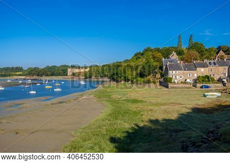 Saint-cast Le Guildo, France - August 25, 2019: The Harbor Of Guildo And Chateau Du Guildo At Low Ti
