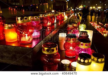 Candele sul giorno di carestia (Holodomor) vittime In Ucraina