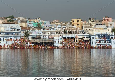 Pellegrini al lago sacro di Pushkar In India