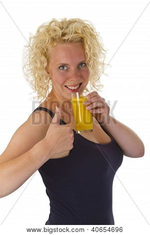 Giovane donna con bicchiere succo d'arancia