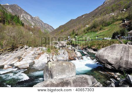 Mountain floden i Verzasca-dalen, italienske del af Schweiz