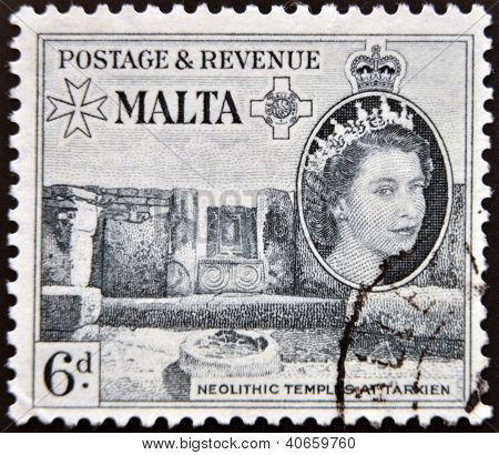 MALTA - CIRCA 1956: Un francobollo stampato in Malta spettacoli neolitico tempio di Ggantija a Gozo, Malta