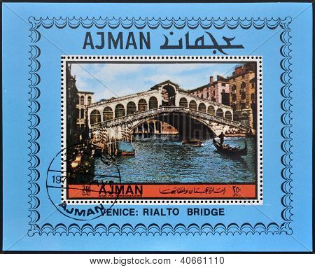 AJMAN - omkring 1969: En stämpel tryckt i Ajman visar Rialtobron Venedig, omkring 1969