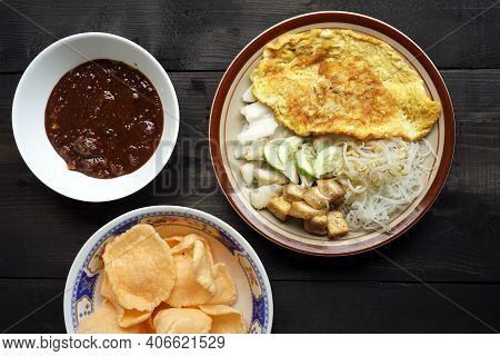 Vegetarian Dish From Jakarta Called Ketoprak. Consisting Of Tofu, Vegetables, Rice Cake, And Rice Ve