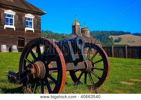 Cannon dans le carré intérieur de Fort Ross en Californie