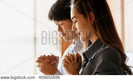 Asian Women And Men Are Doing Dua To Remembering The Teachings Of Jesus And Confess Your Sins Before