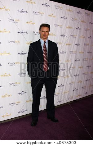 LOS ANGELES - 4 jan: Dylan Neal มาถึงที่จุดเด่นช่อง 2013 หนาวของ TCA ที่ Huntingto