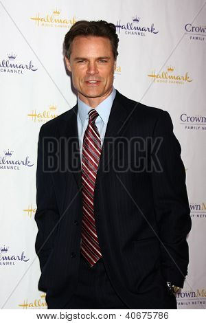 LOS ANGELES - 4 jan: Dylan Neal มาถึงที่จุดเด่นช่อง 2013 หนาวของ TCA ที่ Huntingto