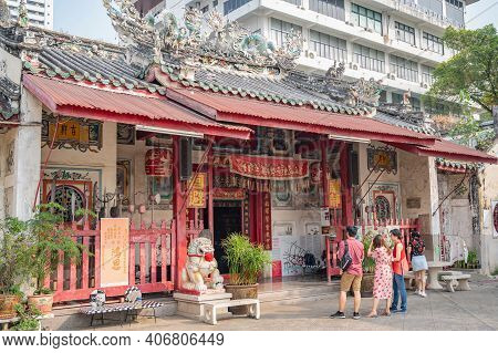 Bangkok/thailand-19 Jan 2020:unacquainted People In The Rong Kuak Shrine On Talat Noi.talad Noi (tal