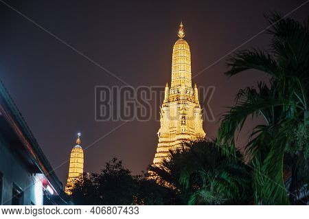 Wat Arun With  Roof Top Of The Building In The Night Time.wat Arun Ratchawararam Ratchawaramahawihan