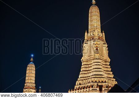 Wat Arun With  Roof Top Of The Building In The Night Time.wat Arun Ratchawararam Ratchawaramahawihan