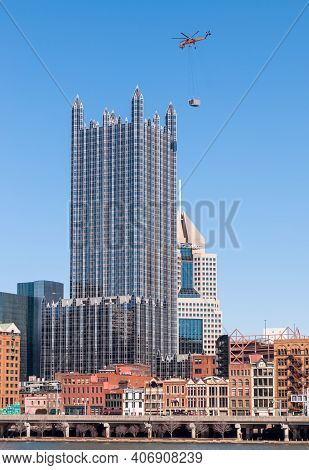 Pittsburgh, Pennsylvania, Usa 2-6-21 A Sky Crane Helicopter Delivering A Air Conditioning Unit To Th