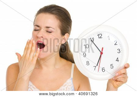 สาวที่ มีนาฬิกา Yawing หลังจากนอนหลับ