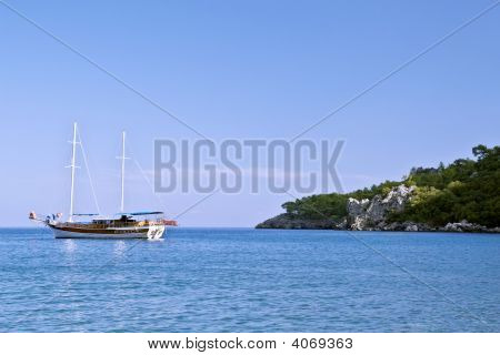 Um veleiro perto de costa rochosa