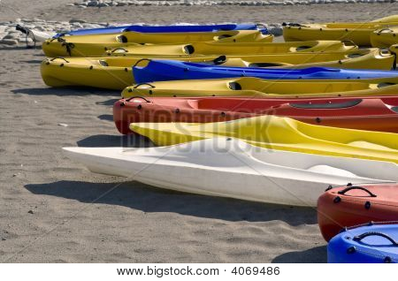 Mentira de canoas coloridas na areia