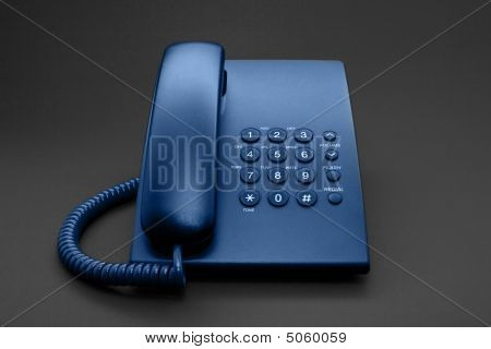 Telefon biuro czarny tonie w zieleni