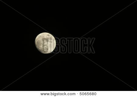 Vaxning Moon nästan Full en tredjedel från vänster