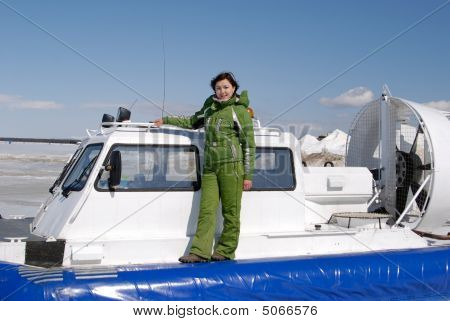 Hovercraft e giovane ragazza