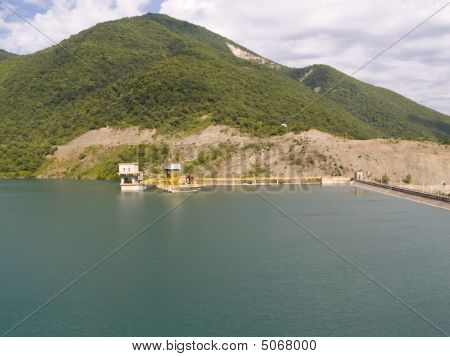 Barrage sur le lac de Jinvali.
