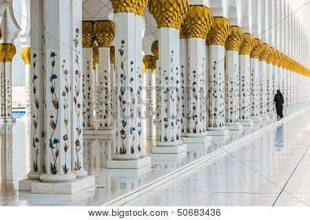 Hallway With Golden Decorated Pillars At The Entrance Of The World Famous Sheikh Sultan Zayed Mosque