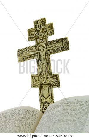 Nagyon régi Vintage nyitott Biblia és a nagy templom kereszt közelében, hogy elszigetelt fehér háttér felett