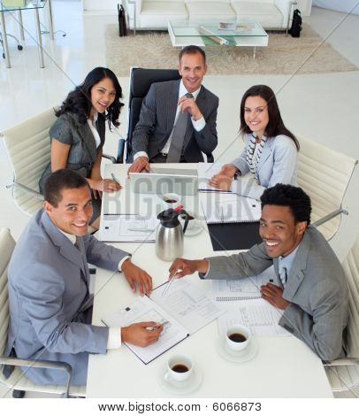 Sonriendo en una reunión de empresarios