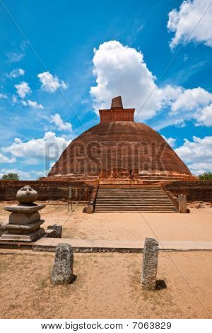 Jetavaranama Dagoba (stupa). Anuradhapura, Sri Lanka