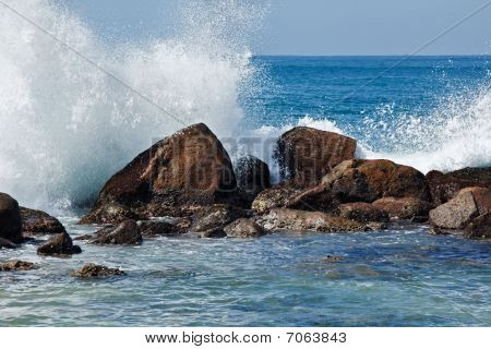 Onde che si infrangono contro le rocce