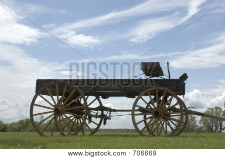Buckboard antiguo fondo de cielo