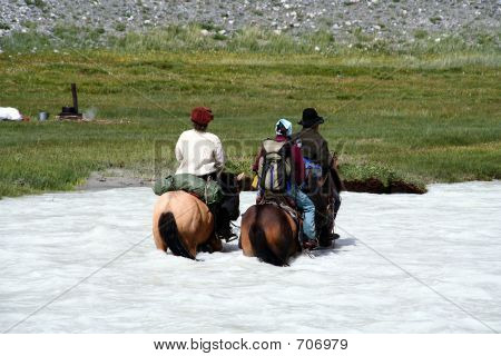 Fiume attraversando a cavallo