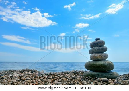 Cairn sulle rive del mare calmo