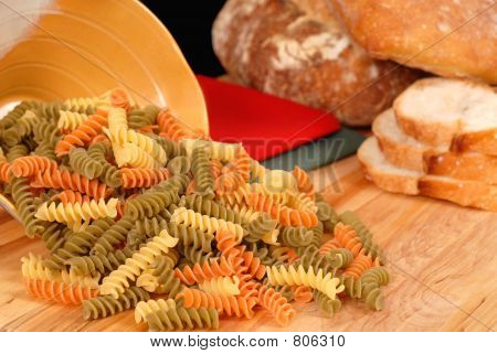 Tri-farvet fusilli pasta