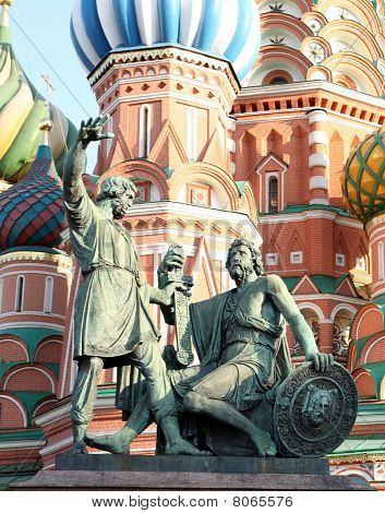 Błogosławiony Basil Cathedral i pomnik Minin i Pożarski