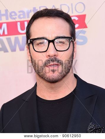 LOS ANGELES - MAR 29:  Jeremy Piven arrives to the 2015 iHeartRadio Music Awards  on March 29, 2015 in Hollywood, CA                
