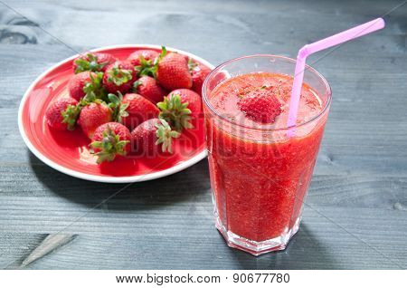 Strawberry Smoothie with lemon i a glass